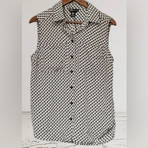 NWT JNY JONES NEW YORK WOMAN SLEEVELESS BLOUSE WITH FRONT POCKETS BUTTON XS